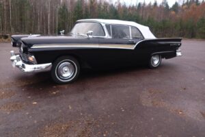 Ford Fairlane 500 Sunliner –57