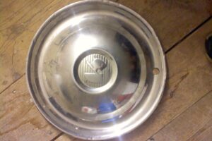 HENRJY J KAISER Special De Luxe 1951 navkapslar