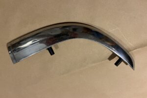 Chrysler windsor 1956 nos  kromlist ovan kofångare