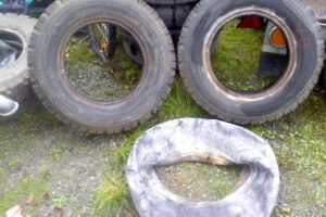 Vinterdäck gamla höga med dubb med slangar 16tum till veteranbilen