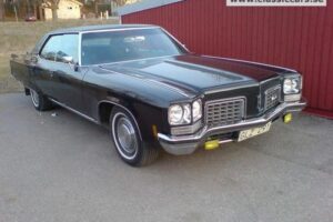 Oldsmobile 98 luxury sedan –72