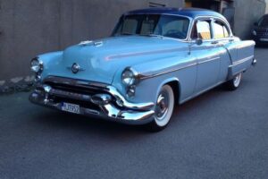 Oldsmobile 98 4 d sedan v8 –53