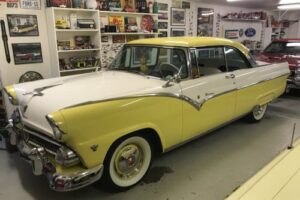 Ford Fairlane –55