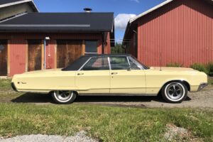 Chrysler  Newport four-door Hardtop sedan 6p –68