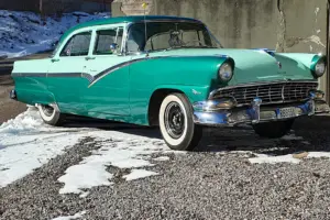 Ford Fairlane town sedan –56