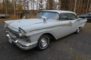 Ford Fairlane 500 Town Sedan –57