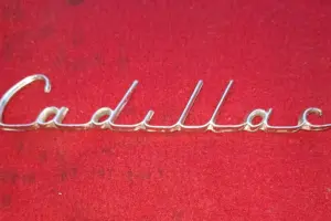 Cadillac 57 emblem framskärm