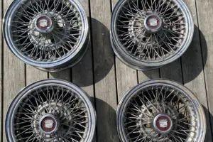 Cadillac Ekerfälgar 15” 5×5 tum Stora GMs Bultmönster (En defekt)