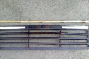 Amerikansk Grill/Frontplåt okänd bil 1940-50talet ?