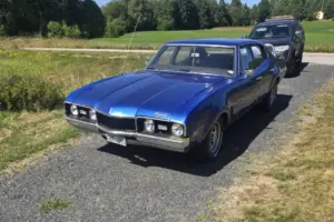 Oldsmobile Cutlass 4dr stolpe –68